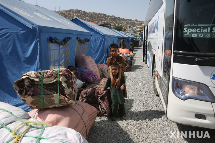 [카불( 아프가니스탄)= 신화/뉴시스] 7월 20일 카불 부근의 임시 난민 수용 천막촌에서 보이고 있는 난민 어린이들.  아프가니스탄은  하루  1500 가구가 넘는 난민들이 이웃 이란과 파키스탄에서 일시에 귀국한 뒤 경제난에 시달리고 있다. 유엔식량농업기구(FAO)는 영국정부와 함께 아프간 농촌 재건사업을 시작했다고 8월 4일 발표했다. 2025. 08.05. 