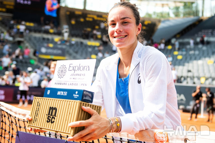 [함부르크=AP/뉴시스] 로이스 보아송(프랑스)이 20일(현지 시간) 독일 함부르크에서 열린 여자프로테니스(WTA) 투어 MSC 함부르크 레이디스 오픈 단식 결승에서 아나 본다르(헝가리)를 꺾고 우승한 뒤 포즈를 취하고 있다. 2025.07.20