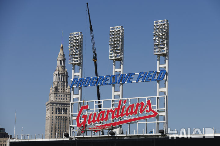 [클리블랜드=AP/뉴시스] 2022년 3월 17일(현지 시간) 미국 오하이오 클리블랜드 프로그레시브 필드 경기장에 '클리블랜드 가디언스' 사인이 설치되는 모습. (사진=뉴시스DB) 2025.07.21.