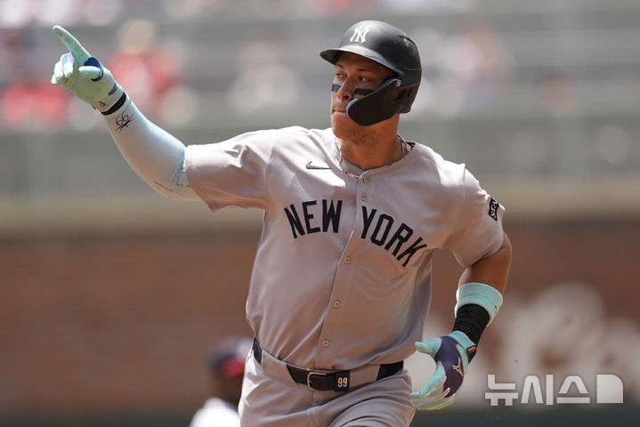 [애틀랜타=AP/뉴시스] 뉴욕 양키스의 애런 저지가 20일(현지 시간) 미 조지아주 애틀랜타의 트루이스트 파크에서 열린 2025 메이저리그 애틀랜타 브레이브스와의 경기 1회 초 1점 홈런(36호)을 친 후 세리머니하고 있다. 저지는 통산 351호를 기록해 팀 역대 순위 공동 6위가 됐고, 양키스는 4-2로 승리했다. 2025.07.21. 