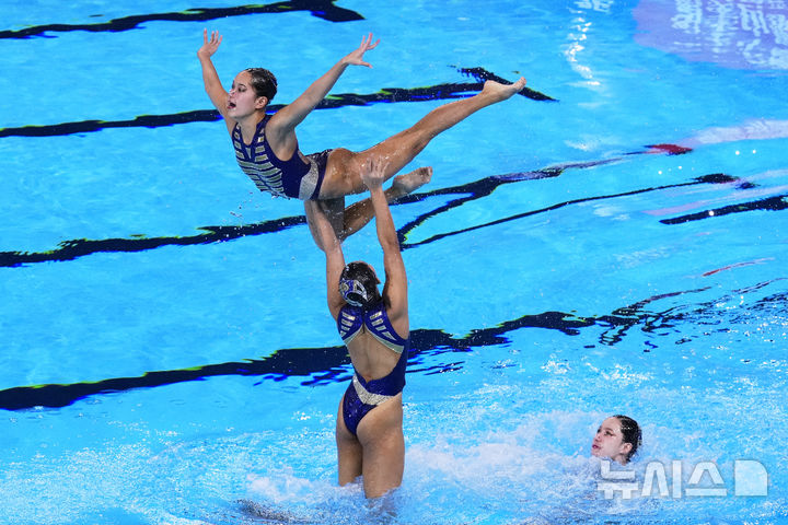 [싱가포르=AP/뉴시스] 태국 선수들이 21일(현지 시간) 싱가포르에서 열린 2025 국제수영연맹(World Aquatics) 싱가포르 세계수영선수권대회 아티스틱 스위밍 여자 단체전 예선 경기를 치르고 있다. 2025.07.21.