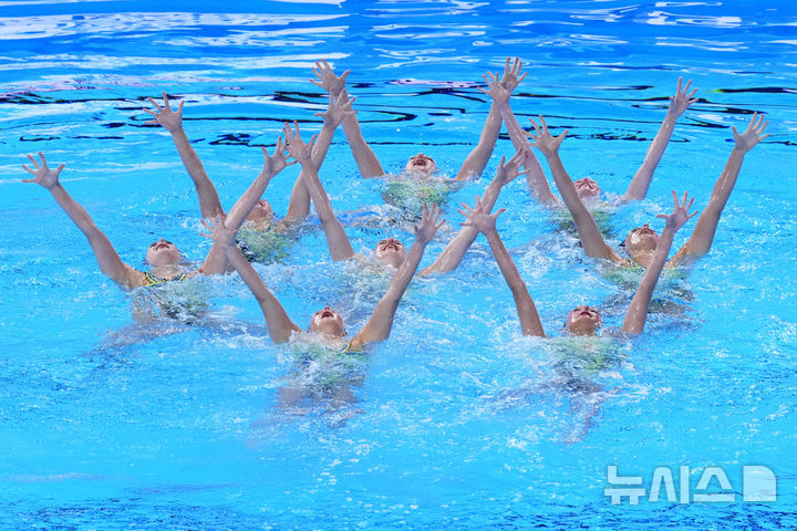 [싱가포르=AP/뉴시스] 프랑스 선수들이 21일(현지 시간) 싱가포르에서 열린 2025 국제수영연맹(World Aquatics) 싱가포르 세계수영선수권대회 아티스틱 스위밍 여자 단체전 예선 경기를 치르고 있다. 2025.07.21.