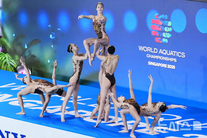 [싱가포르=AP/뉴시스] 중국 선수들이 21일(현지 시간) 싱가포르에서 열린 2025 국제수영연맹(World Aquatics) 싱가포르 세계수영선수권대회 아티스틱 스위밍 여자 단체전 예선 경기를 치르고 있다. 2025.07.21.