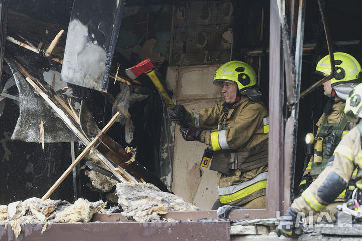 [키이우=AP/뉴시스] 21일(현지 시간) 우크라이나 키이우에서 소방관들이 러시아의 공격을 받아 파괴된 아파트 건물을 수색하고 있다. 러시아가 전날부터 21일 새벽까지 키이우와 북·동부전선 일대 등 우크라이나 전역에 미사일·드론 공격을 가해 최소 7명이 숨지고 28명이 다쳤다. 2025.07.21.