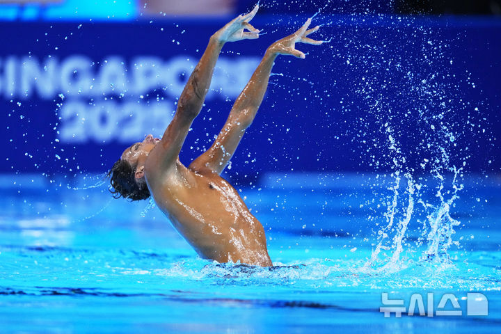 [싱가포르=AP/뉴시스] 브라질의 베르나르도 산토스가 21일(현지 시간) 싱가포르에서 열린 2025 국제수영연맹(World Aquatics) 싱가포르 세계수영선수권대회 아티스틱 스위밍 남자 개인 프리 부문 결승전을 치르고 있다. 2025.07.21.