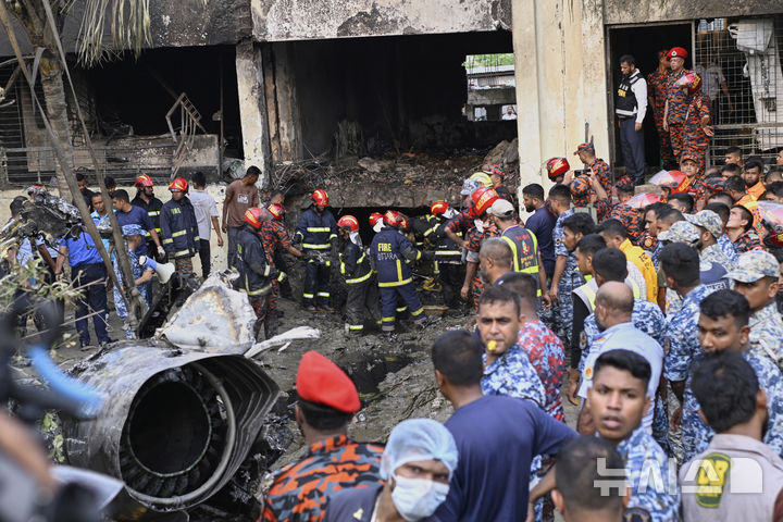 [다카=AP/뉴시스] 21일 방글라데시 수도 다카에서 소방관들이 공군 훈련기가 추락한 학교 캠퍼스에서 수색 작업을 벌이고 있다. 2025.07.21.