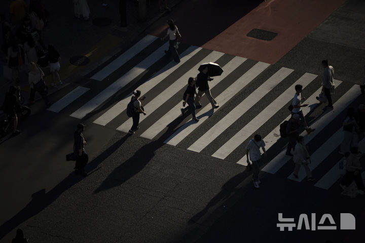 [도쿄=AP/뉴시스]지난 7월 21일 일본 도쿄에서 시민들이 횡단보도를 건너고 있다. 2025.12.11.