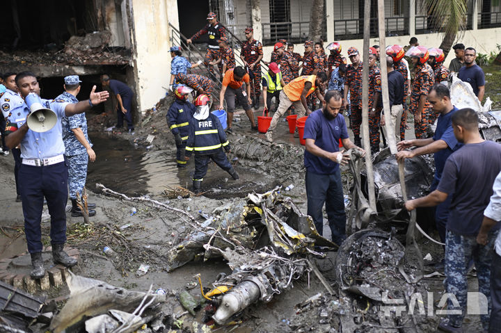 [다카=AP/뉴시스] 21일 방글라데시 수도 다카에서 소방관들이 공군 훈련기가 추락한 학교 캠퍼스에서 구조 작업을 벌이고 있다. 2025.07.21.