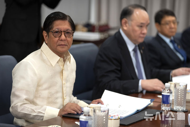 [워싱턴=AP/뉴시스]21일(현지 시간) 미국 워싱턴DC 인근 국방부 청사에서 피트 헤그세스 국방장관과 회담하는 페르디난드 봉봉 마르코스 주니어 필리핀 대통령의 모습. 2025.07.22.