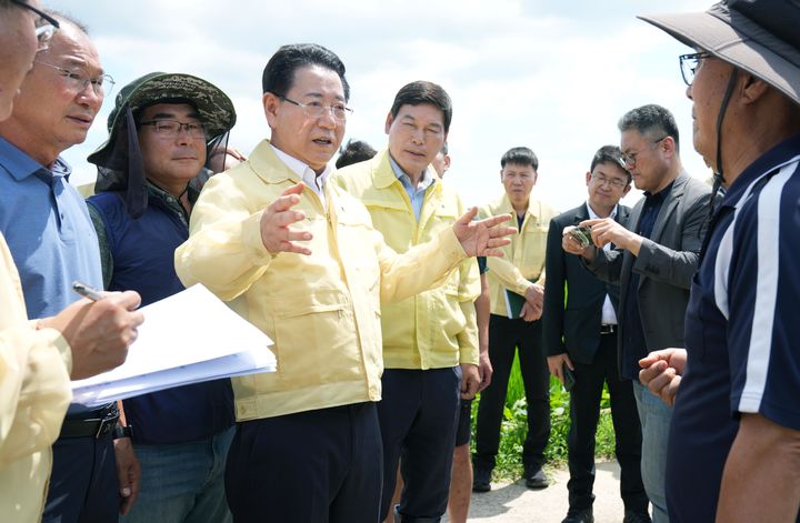 [담양=뉴시스] 김영록 전남지사가 지난 20일 오후 담양 봉산면 딸기육묘 시설하우스 침수 피해현장을 방문, 피해상황을 점검하고 있다. (사진 제공 = 전남도). 2025.07.21. photo@newsis.com *재판매 및 DB 금지