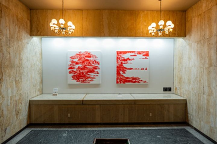 세종문화회관 대극장 계단에 이세현 작가의 붉은 산수가 설치되어 있다. *재판매 및 DB 금지