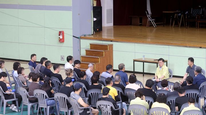 [광명=뉴시스] 박승원 광명시장이 20일 소하동 아파트 화재 이재민 대피소인 광명시민체육관을 방문해 이재민들과 대화하고 있다.(사진=광명시 제공)2025.07.21.photo@newsis.com *재판매 및 DB 금지