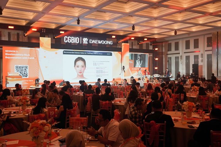 [서울=뉴시스] 인도네시아 피부과·미용의학 전문의  100여명이 참석해 임상 사례 기반의 복합 시술 테크닉을 공유받고 있다. (사진=대웅제약 제공) 2025.07.21. photo@newsis.com *재판매 및 DB 금지