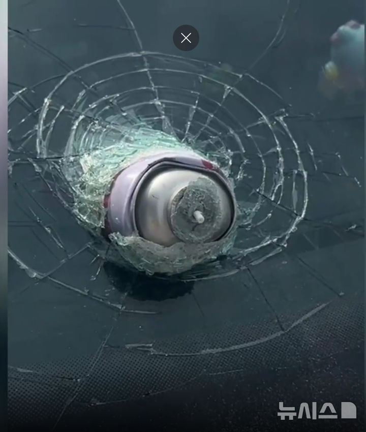 [서울=뉴시스]중국 안후이성 쑤저우에서 차량에 있던 청소용 스프레이가 폭발해 차량 앞 유리창에 박힌 모습. (사진=대상신문) 2025.7.21