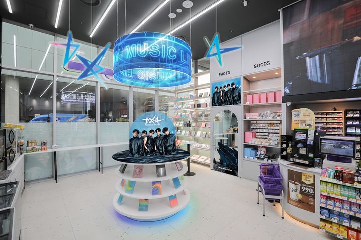 [서울=뉴시스]CU는 보이그룹 투모로우바이투게더(TXT) 정규 4집 발매를 기념해 팬덤 모아(MOA)를 위한 특별 콜라보 캠페인을 진행한다고 21일 밝혔다.(사진=CU 제공) *재판매 및 DB 금지