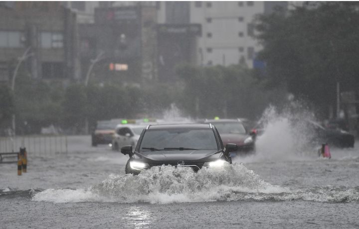 [하이커우=신화/뉴시스] 20일 중국 하이난성 하이커우에서 거리에 물이 불어난 도로를 자동차들이 지나고 있다. 2025.07.21. *재판매 및 DB 금지