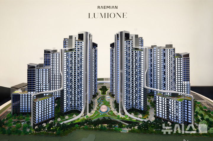 [서울=뉴시스] 삼성물산 개포우성7차 홍보관 모형.