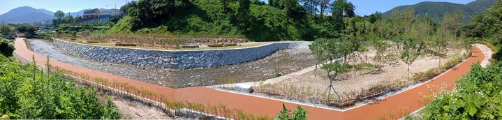 [양산=뉴시스] 혈수천 생태하천 전경. (사진=양산시 제공) 2025.07.21. photo@newsis.com *재판매 및 DB 금지