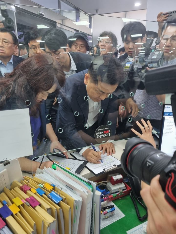 완주로 전입신고 중인 김관영 전북지사 *재판매 및 DB 금지