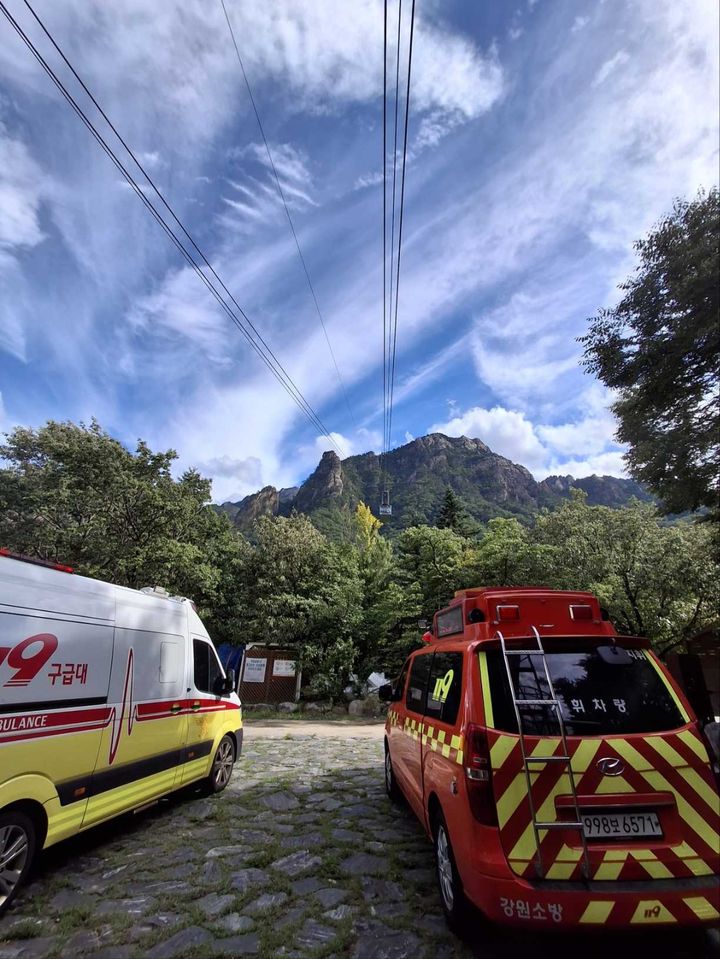 [속초=뉴시스] 20일 오후 3시 56분쯤 강원 속초시 설악동 설악산 케이블카가 운행을 멈추는 사고가 발생했다.(사진=강원도소방본부 제공)photo@newsis.com *재판매 및 DB 금지