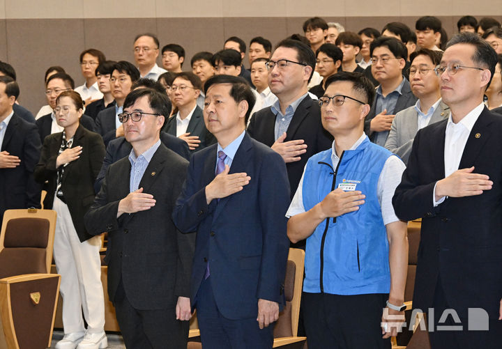 [세종=뉴시스] 구윤철 경제부총리 겸 기획재정부 장관이 21일 정부세종청사에서 열린 취임식에서 직원들과 함께 국민의례를 하고 있다.(사진 : 기재부 제공) 2025.7.21.
