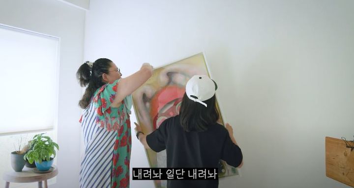 [서울=뉴시스] 코미디언 이영자가 지난 20일 유튜브 채널에 올라온 영상에서 김숙을 위한 생일 잔치를 준비하는 모습을 보여줬다. (사진=유튜브 채널 '이영자 TV' 캡처) 2025.07.21. photo@newsis.com *재판매 및 DB 금지