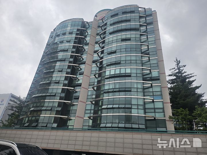 [서울=뉴시스] 조성하 기자 = 인천 연수구 송도의 한 아파트에서 30대 아들을 사제총기로 살해한 60대 남성 A씨가 서울 도봉구 쌍문동 자택에 사제폭발물을 설치한 사실이 알려지면서 해당 아파트 주민들은 충격에 휩싸였다. 사진은 A씨의 자택. 2025.07.21. create@newsis.com