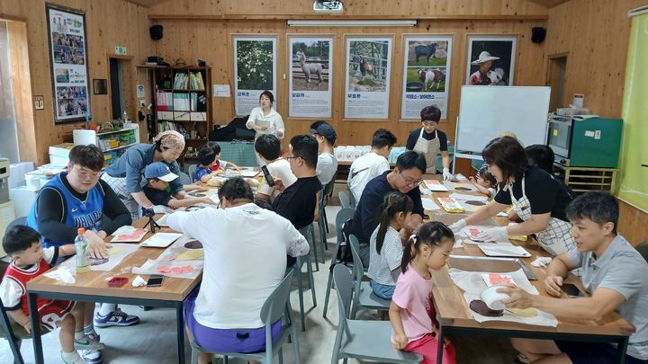 [대구=뉴시스] 인구보건복지협회 대구경북지회는 제7기 대구 100인의 아빠단을 대상으로 체험프로그램을 마련했다. (사진=인구보건복지협회 대구경북지회 제공) 2025.07.21. photo@newsis.com *재판매 및 DB 금지
