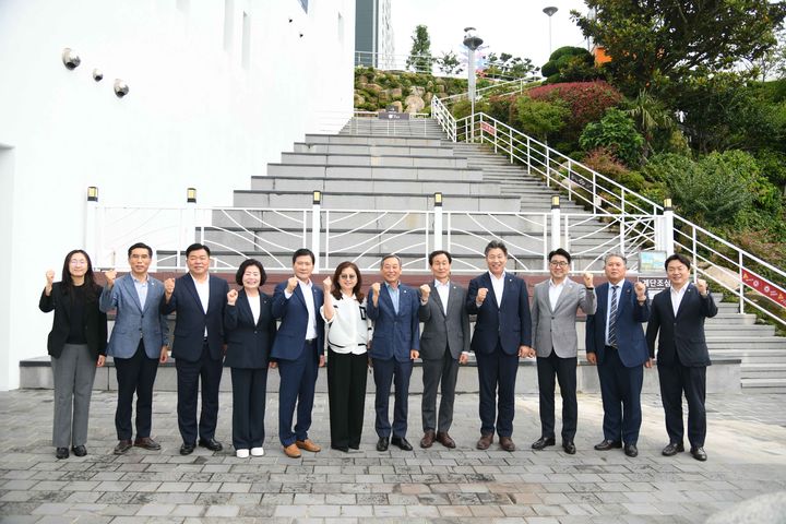[부산=뉴시스] 국립한국해양대학교는 부산시의회 교육위원회와 간담회를 갖고 지역과 대학이 함께 발전할 수 있는 교육 협력 방안에 대해 논의했다. (사진=국립한국해양대학교 제공) 2025.07.21. photo@newsis.com. *재판매 및 DB 금지