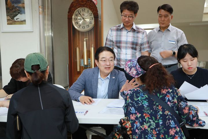 [옥천=뉴시스] 민생회복 소비쿠폰 접수 업무를 시작한 21일 오전 황규철 충북 옥천군수가 옥천읍 행정복지센터에서 현장 접수처에서 주민들을 안내하고 있다. (사진=옥천군 제공) 2025.07.21. photo@newsis.com *재판매 및 DB 금지