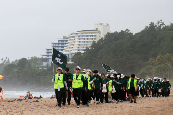 성균관대 킹고대장정 참여학생들이 중문색달해수욕장 모래사장을 걷고 있다. (사진=성균관대 제공) *재판매 및 DB 금지