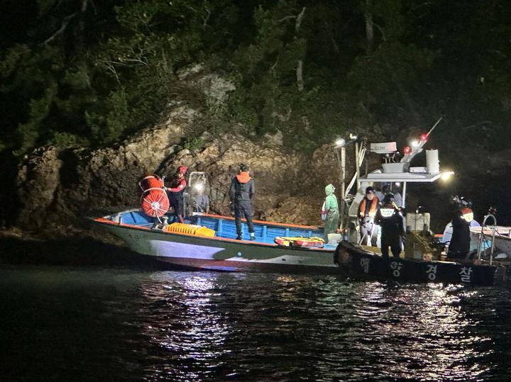 [완도=뉴시스] 변재훈 기자 = 21일 오전 0시58분께 전남 완도군 치도 인근 해상에서 2.13t급 연안통발어선 A호가 좌초, 완도해경이 선원 2명을 무사구조하고 자력 항행을 유도했다. (사진=완도해경 제공) 2025.07.21. photo@newsis.com *재판매 및 DB 금지