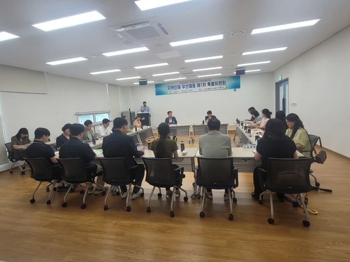 [논산=뉴시스]논산시는 지역 청년들에게 양질의 일자리를 제공하고 우수 인재들의 지역 정착을 유도하기 위한 지역인재 우선채용 특별위원회의 열었다. 2025. 07. 21 photo@newsis.com *재판매 및 DB 금지