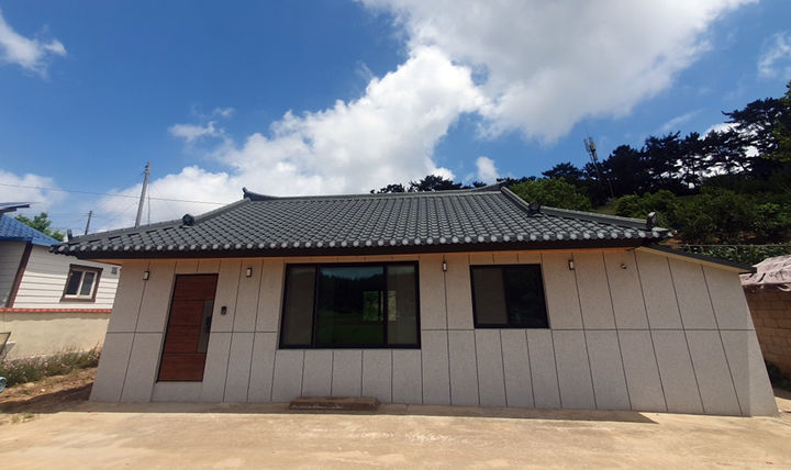 [태안=뉴시스] 리모델링을 끝내고 31일까지 입주자를 모집하는 충남 태안군 이원면 포지리 빈집 외부 모습. (사진=태안군 제공) 2025.07.21. photo@newsis.com *재판매 및 DB 금지