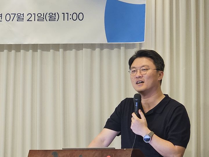 [서울=뉴시스] 박은비 기자 = 김용희 선문대 교수가 21일 한국케이블방송TV협회가 개최한 기자 스터디에서 'SO 산업 위기 악순환 정책 개입 시급'을 주제로 발표하고 있다. 2025.07.21. silverline@newsis.ocm *재판매 및 DB 금지