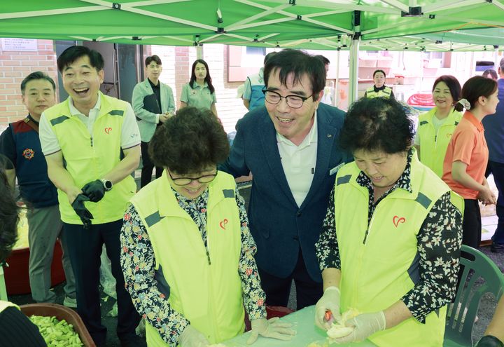 [보령=뉴시스] 보령시자원봉사센터 계절 맛김치 나눔 행사에서 참가자들을 격려하는 김동일 보령시장. (사진=보령시청 제공) *재판매 및 DB 금지