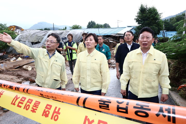 [세종=뉴시스]송미령 농림축산식품부 장관이 21일 오전 경기도 가평군 조종면과 상면 현장을 방문해 피해상황을 보고받고 있다. (사진=농식품부 제공) *재판매 및 DB 금지