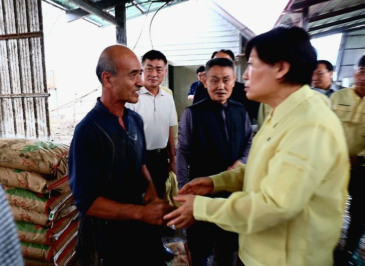 [세종=뉴시스]송미령 농림축산식품부 장관이 21일 오전 경기도 가평군 조종면과 상면 현장을 방문해 피해상황을 보고받고 있다. (사진=농식품부 제공) *재판매 및 DB 금지
