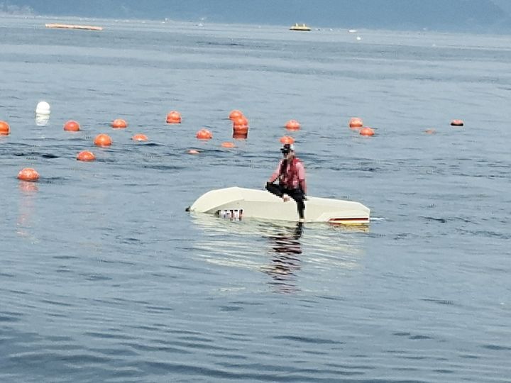 [통영=뉴시스] 신정철 기자= 통영해양경찰서는 20일 오전 9시56분께 통영시 산양읍 오비도 인근에서 낚시중이던 모터보트 C호(4.9마력, 승선원 2명)가 전복 되었다는 신고를 접수받고 구조에 나서 선체위에 있던 운항자 D씨(41·남)와 양식장 줄을 잡고 있던 동승지 E씨(52·남)를 무사히 구조했다. 사진은 전복된 모터보트와 선체위의 운항자 모습.(사진=통영해경 제공),2025.07,21, photo@newsis.com *재판매 및 DB 금지