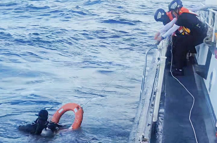 [통영=뉴시스] 신정철 기자= 통영해양경찰서는 지난 19일 오후 5시 33분께 통영시 한산면 등가도 인근 해상에 미출수 다이버가 있다는 신고를 받고 경비함정과 구조대를 투입해 40분간 해상 및 수중 수색을 실시한 끝에 미출수 다이버를 구조했다.(사진=통영해경 제공),2025.07,21, photo@newsis.com *재판매 및 DB 금지