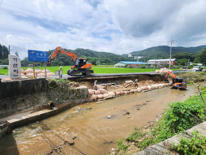 [공주=뉴시스] 공주시 수해 복구 현장.(사진=공주시 제공). 2025.07.21 photo@newsis.com *재판매 및 DB 금지