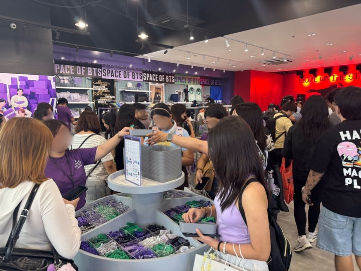 [서울=뉴시스] 3~6월 필리핀 마닐라에서 열린 '스페이스 오브 BTS' 팝업에서 관람객들이 팝업을 둘러보고 있다.. (사진 = 하이브 제공) 2025.07.21. photo@newsis.com *재판매 및 DB 금지
