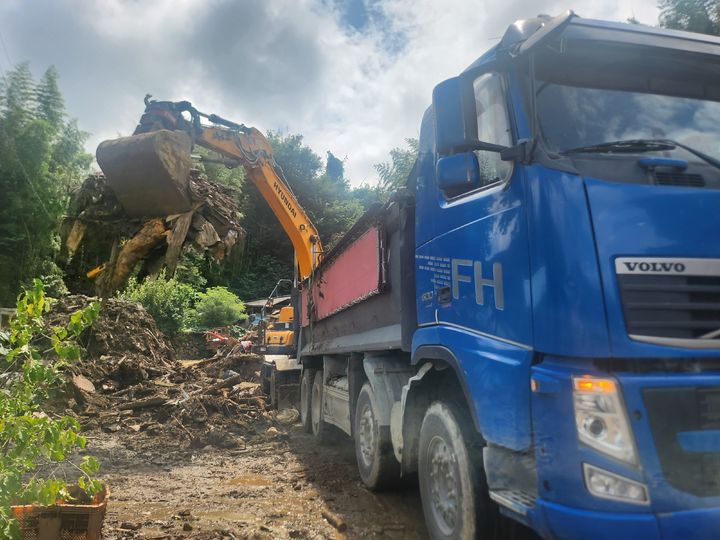 [산청=뉴시스] 서희원 기자= 21일 경남 산청읍 모고마을에 무너진 토사를&nbsp; 정리하고 있다.. 2025. 07. 21. shw1881@newsis.com *재판매 및 DB 금지