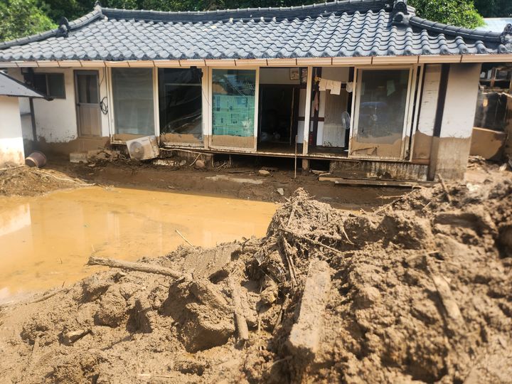 [산청=뉴시스] 서희원 기자= 21일 경남 산청읍 모고마을 주택이 침수되어 복구작업을 하고 있다. 2025. 07. 21. shw1881@newsis.com *재판매 및 DB 금지