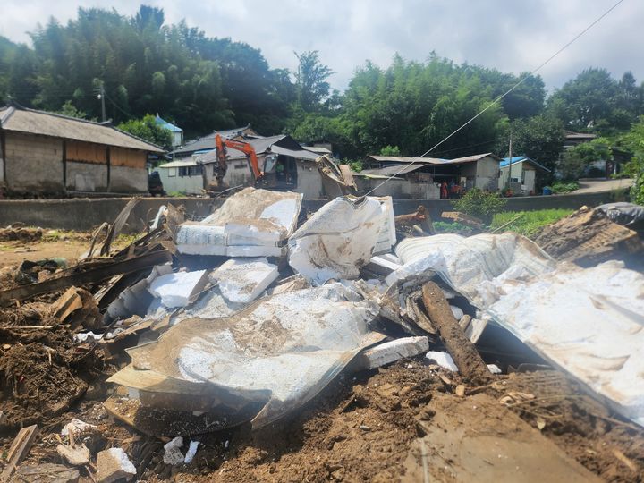 [산청=뉴시스] 서희원 기자= 21일 경남 산청읍 모고마을 주택이 침수되어 복구 작업을 하고 있다. 2025. 07. 21. shw1881@newsis.com *재판매 및 DB 금지