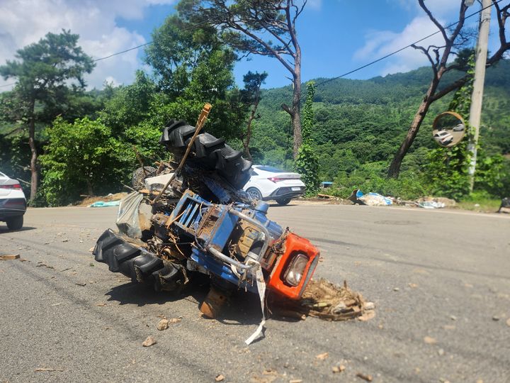 [산청=뉴시스] 서희원 기자= 21일 경남 산청읍 모고마을 입구 50m 지점에 경운기가 떠 내려왔다. 2025. 07. 21. shw1881@newsis.com *재판매 및 DB 금지