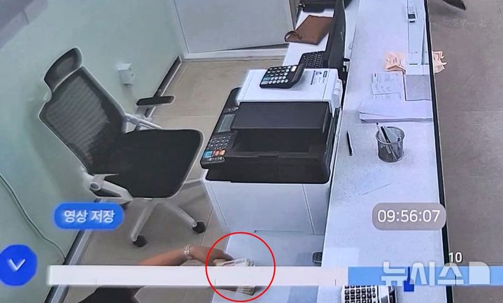 [제주=뉴시스] 20일 오후 제주시 소재 환전소에서 4억원대 현금 도난 사건이 발생했다. 사진은 매장 내 CCTV에 찍힌 피의자가 금고에서 현금을 빼내는 모습. (사진=독자 제공) 2025.07.21. photo@newsis.com&nbsp; 