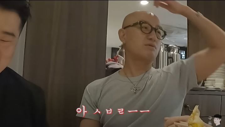 [서울=뉴시스] 방송인 홍석천이 지난 20일 유튜브 채널에 올라온 영상에서 유튜버 김똘똘(본명 김반석)과 함께 여행을 떠나는 모습을 보여줬다. (사진=유튜브 채널 '김똘똘' 캡처) 2025.07.21. photo@newsis.com *재판매 및 DB 금지