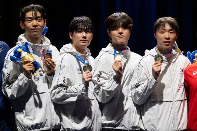 [서울=뉴시스] 남자 사브르 단체전 멤버인 황희근(왼쪽부터), 임재윤, 박정호, 박상원. (사진=대한펜싱협회 제공) *재판매 및 DB 금지