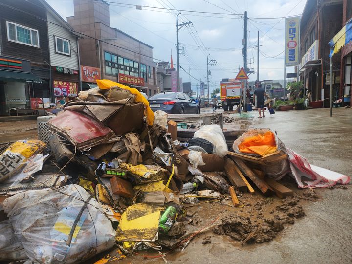 [산청=뉴시스] 서희원 기자= 21일 경남 산청군 신안면 문대 삼거리 침수지역에 복구작업이 한창이다. 2025. 07. 21. shw1881@newsis.com *재판매 및 DB 금지